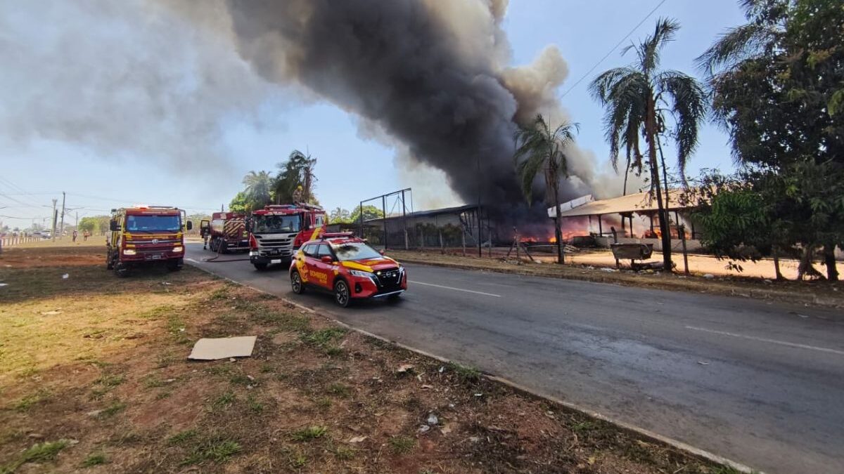 Incêndio gera fumaça densa e tóxica em Senador Canedo (Foto: Bombeiros)