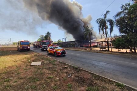 Incêndio gera fumaça densa e tóxica em Senador Canedo (Foto: Bombeiros)