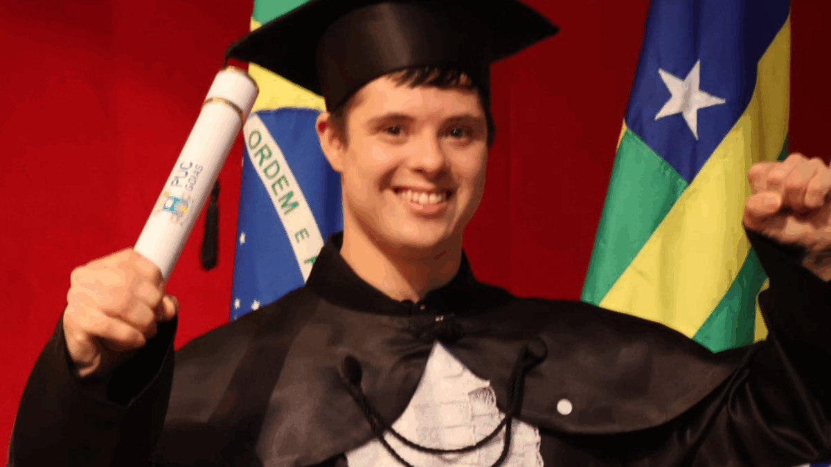 João Vitor se forma em Educação Física na PUC Goiás e faz história: “Diagnóstico não é destino”