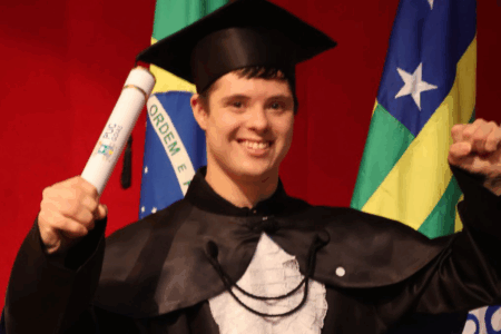 João Vitor se forma em Educação Física na PUC Goiás e faz história: “Diagnóstico não é destino”