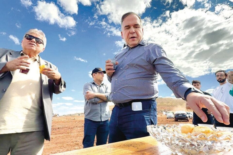 Mabel quer levar jornalistas para "fazer um lanchinho" no lixão de Goiânia