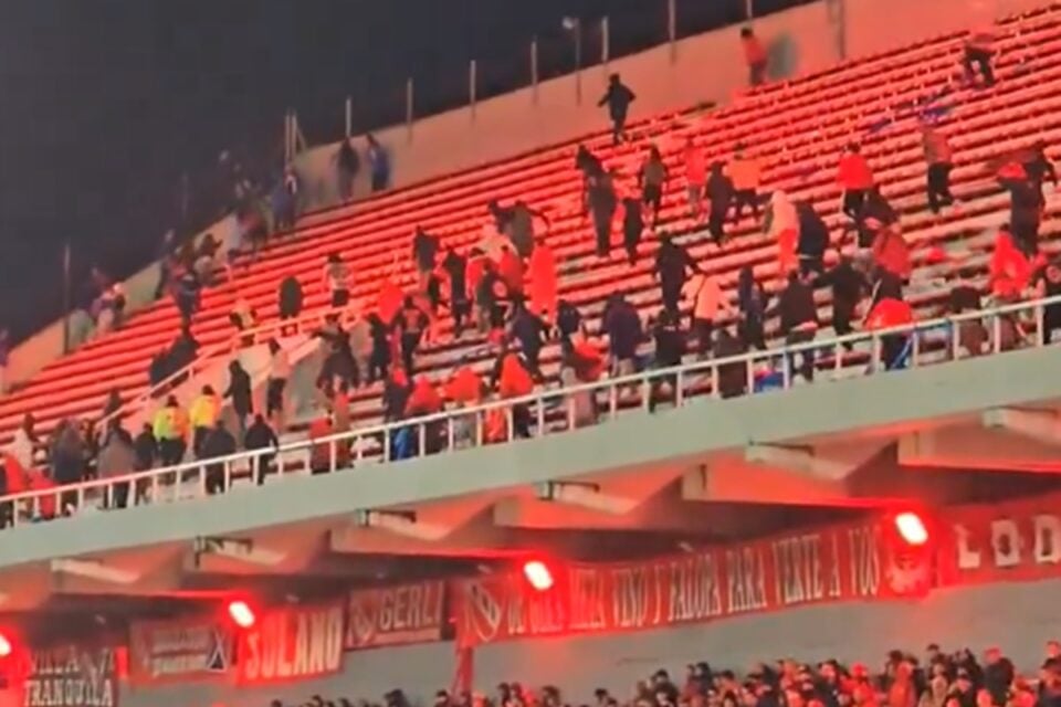 Briga entre torcedores na partida entre Independiente e Universidad de Chile