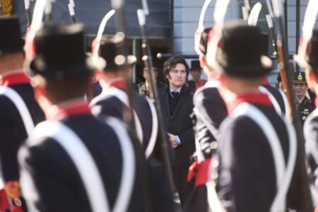 Milei é retirado às pressas de ato de campanha após ser alvo de pedradas, na Argentina (Foto: Instagram)