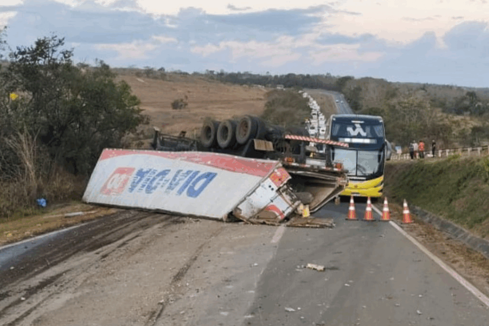 Acidente com carreta deixa 3 feridos e congestionamento quilométrico na BR-060