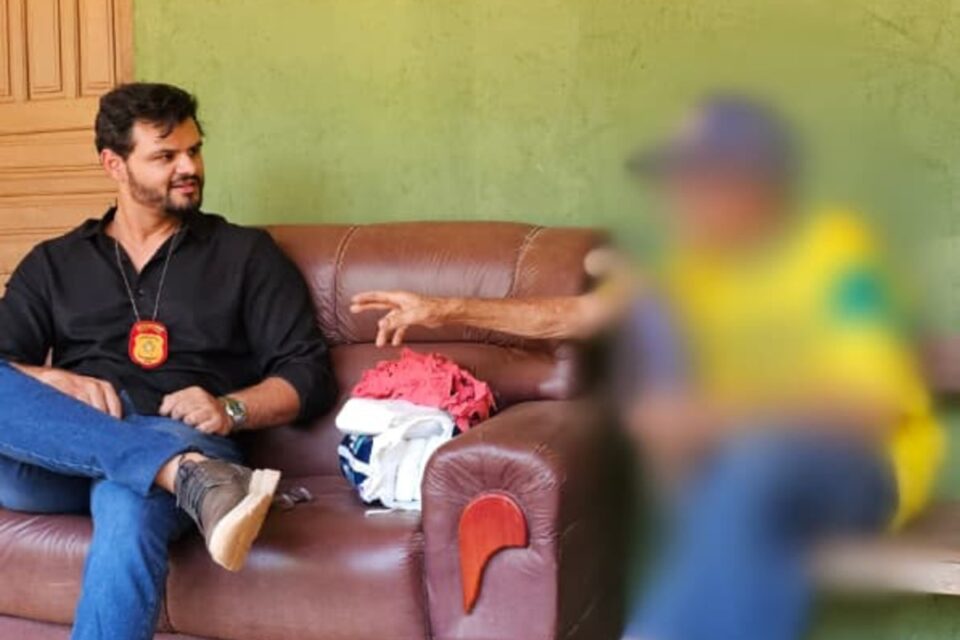 Mulher é presa por manter marido idoso e filho com paralisia cerebral em cárcere privado