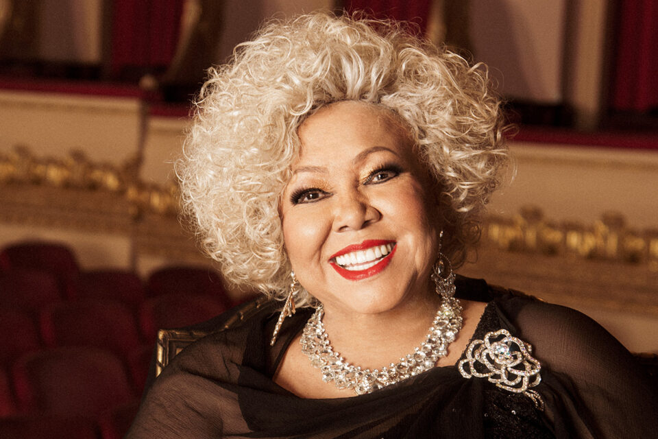 Alcione volta a Goiânia para apresentar décadas de carreira