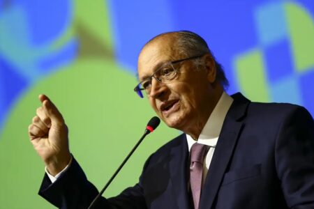 'Prioridade é resolver, não retaliar', diz Alckmin sobre tarifaço dos EUA