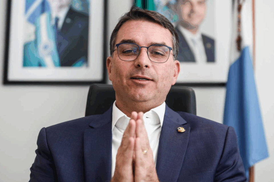 Moraes ‘invade privacidade’ de mulheres na casa de Bolsonaro, diz Flávio
