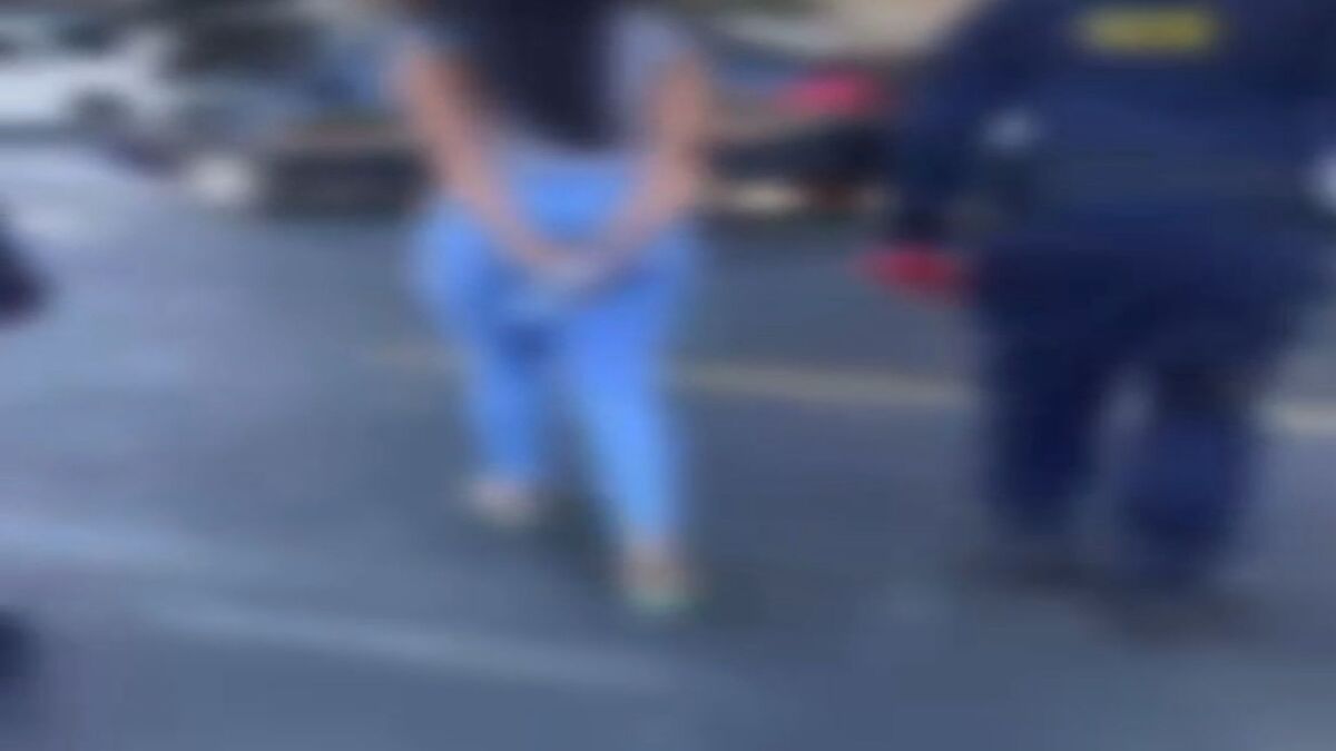 Mãe foi presa após o menino ser encontrado com cocaína. (Foto: divulgação)