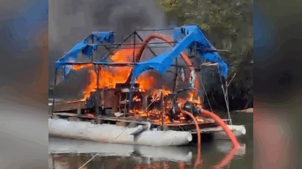 Balsa utilizava para extração de ouro foi destruída (Foto: Reprodução)