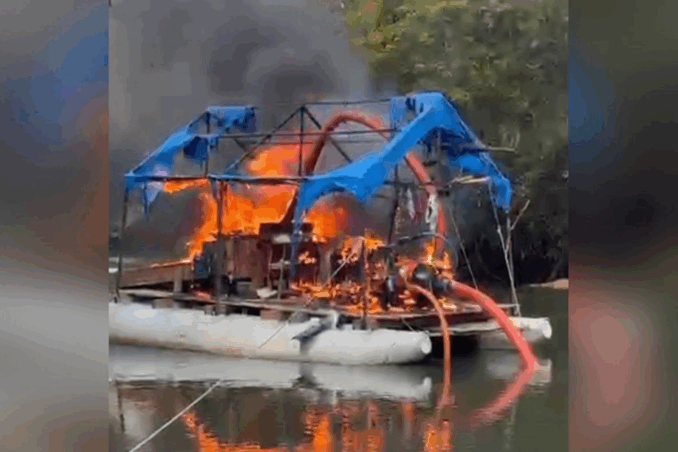 Balsa utilizava para extração de ouro foi destruída (Foto: Reprodução)
