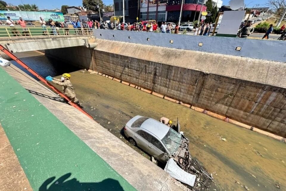 Imagem do carro no córrego
