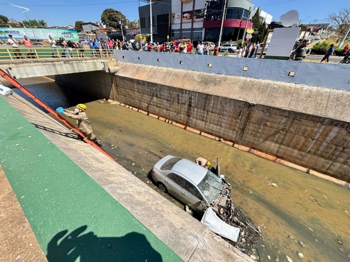 Imagem do carro no córrego