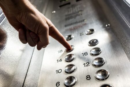 Homem morre prensado em elevador no DF: "Me ajuda" Vítima, Benedito Fernando de Araújo Souza, tinha 46 anos