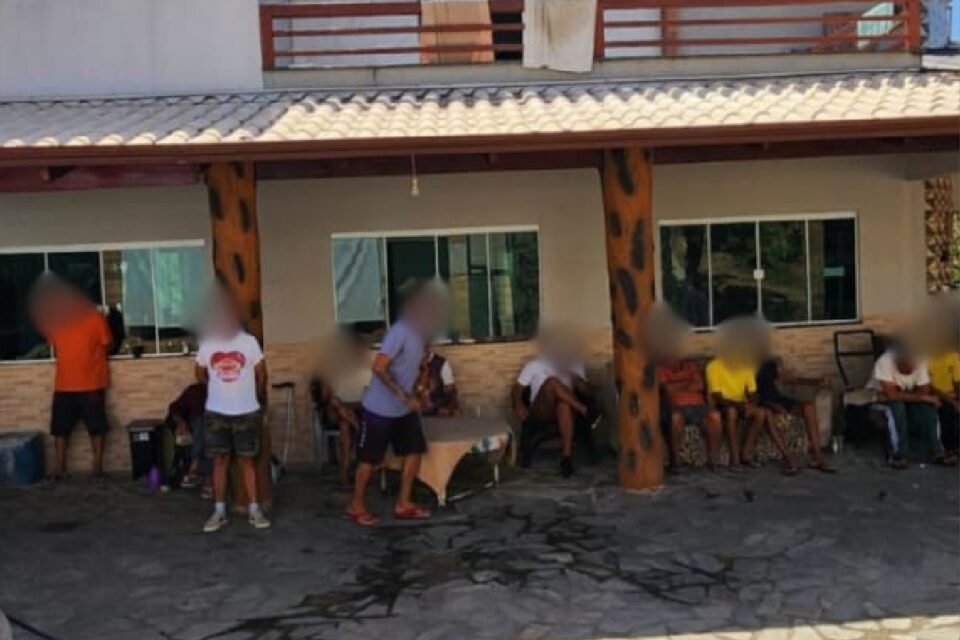 Mulher é presa por cárcere privado e maus-tratos em clínica de reabilitação clandestina em Caldas Novas