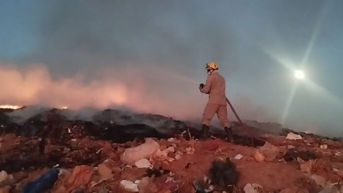 Incêndio no aterro de Bela Vista de Goiás (Foto: Reprodução)
