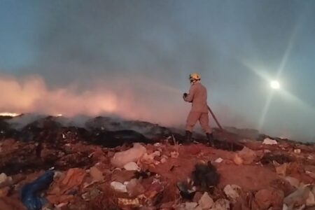Incêndio no aterro de Bela Vista de Goiás (Foto: Reprodução)