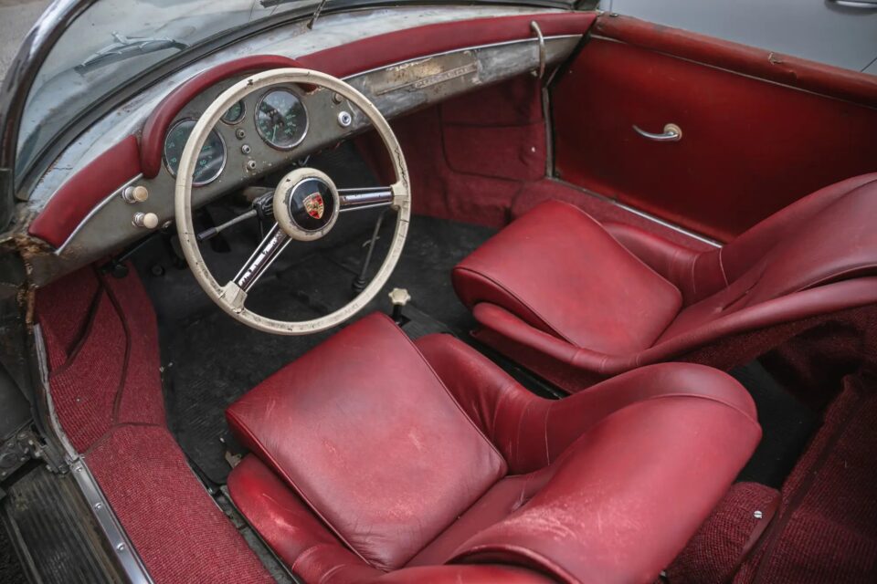 Porsche raro que estava abandonado em celeiro é vendido por R$ 3 milhões; veja fotos Veículo de 1955 estava enferrujado e lataria avariada