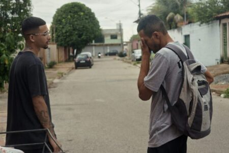 dificuldades de um pai para garantir o sustento do filho 'Passageiro do Brasil': sessão gratuita de lançamento acontece no Cine Cultura