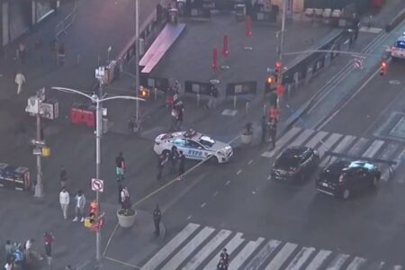 Adolescente faz disparos e fere três pessoas na Times Square, em Nova York (Foto: X/@BPINewsOrg)