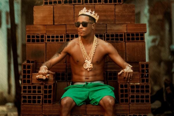 Assaltantes invadem casa de MC Poze do Rodo e levam R$ 2 milhões em joias; cantor e amigos são agredidos Oito criminosos renderam