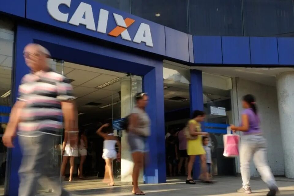 PF faz operação contra fraudes no INSS envolvendo ex-funcionários da Caixa dados falsos para receber benefícios da Previdência