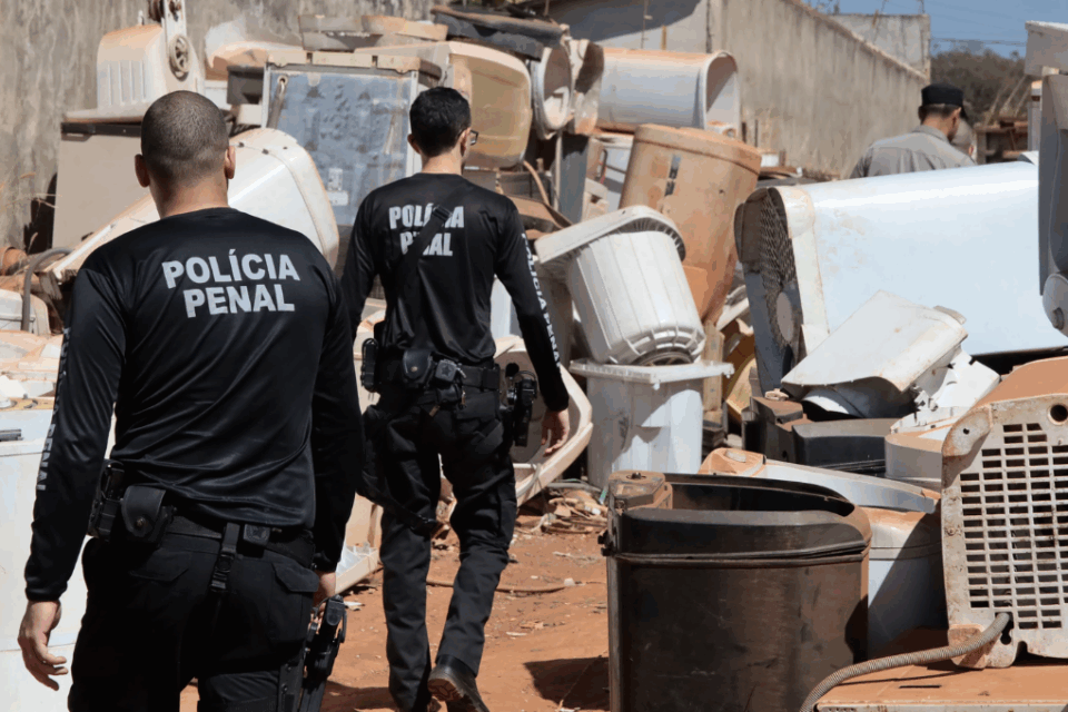 Operação interdita quatro pontos de reciclagem em Aparecida