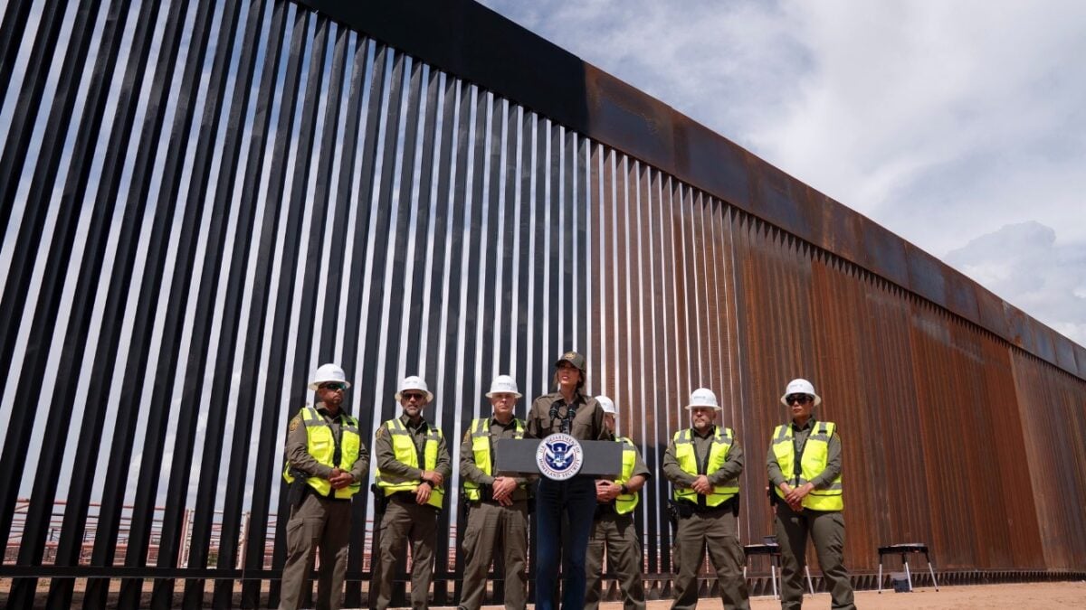 Trump manda pintar muro com México de preto para aumentar calor Medida tem objetivo de aquecer metal da estrutura