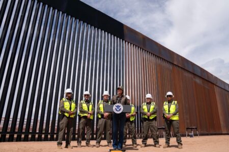 Trump manda pintar muro com México de preto para aumentar calor Medida tem objetivo de aquecer metal da estrutura