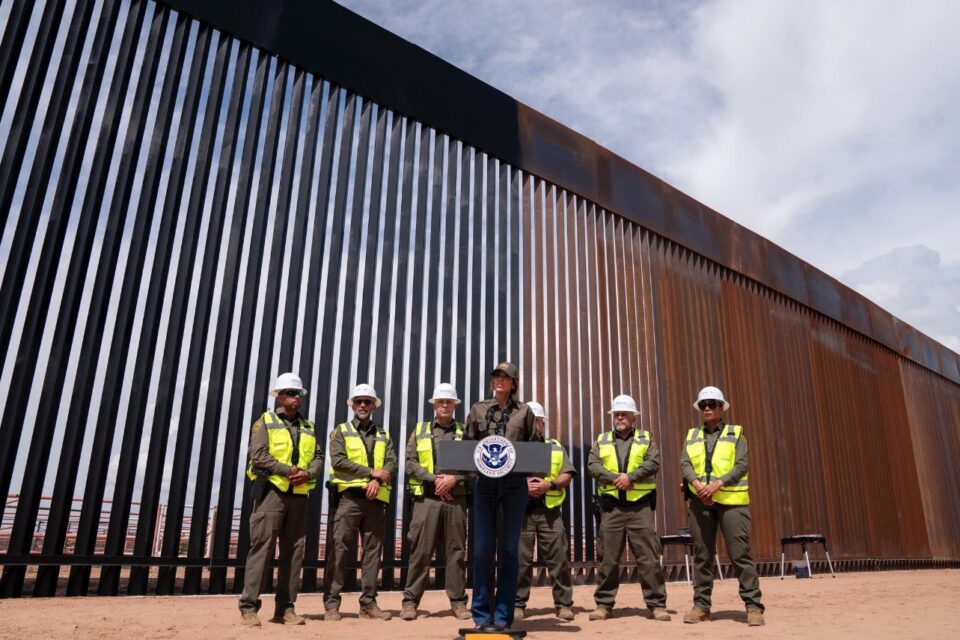 Trump manda pintar muro com México de preto para aumentar calor Medida tem objetivo de aquecer metal da estrutura