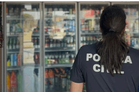 Dono de distribuidora é preso em flagrante por vender bebidas alcoólicas falsificadas em Goianira