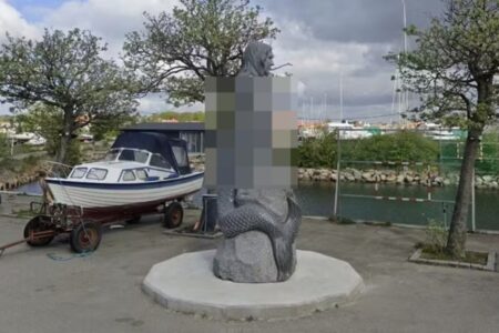 Estátua de sereia pornográfica será removida de porto; veja foto Artista responsável pela obra defendeu que o tamanho dos seios da sereia