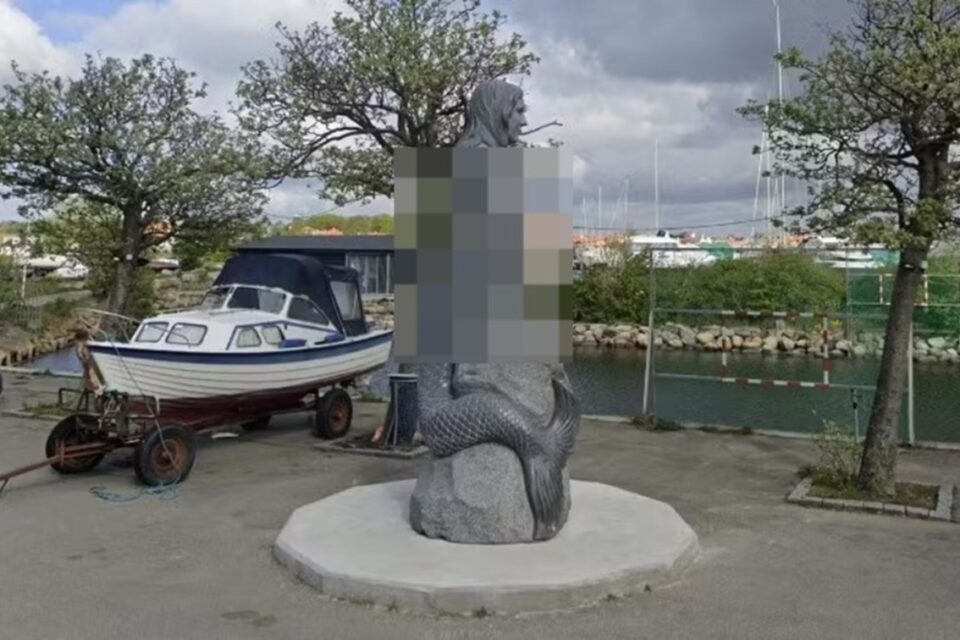 Estátua de sereia pornográfica será removida de porto; veja foto Artista responsável pela obra defendeu que o tamanho dos seios da sereia