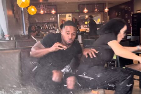 Carro invade restaurante e atinge influenciadores durante gravação de vídeo, assista Após o acidente, influencers mostraram os ferimentos