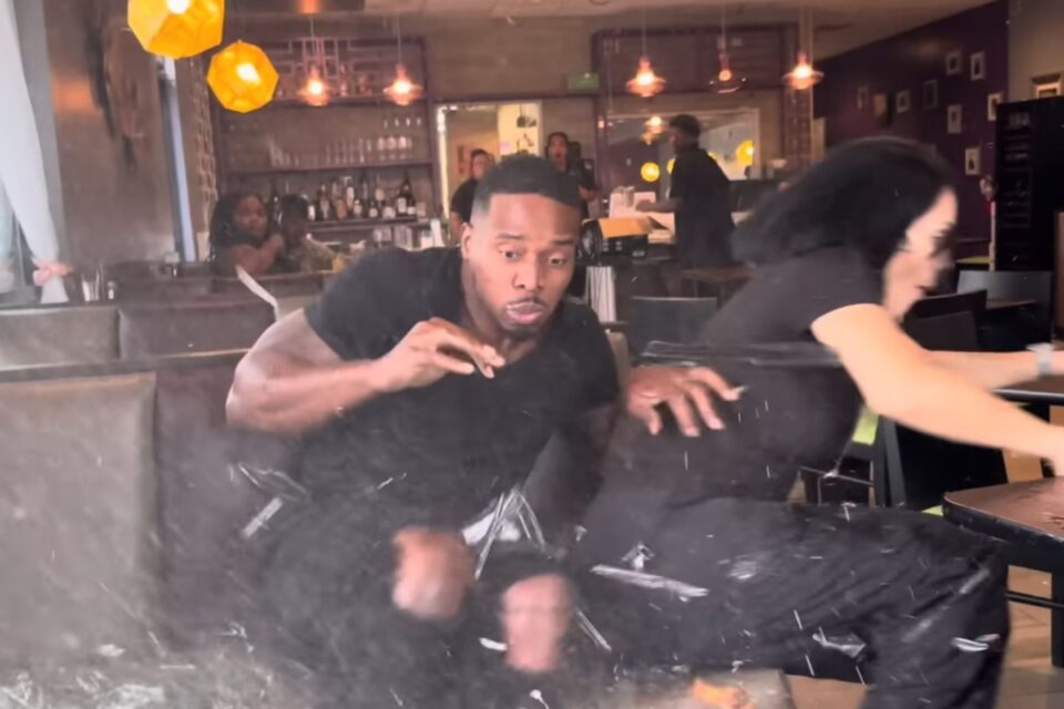 Carro invade restaurante e atinge influenciadores durante gravação de vídeo, assista Após o acidente, influencers mostraram os ferimentos