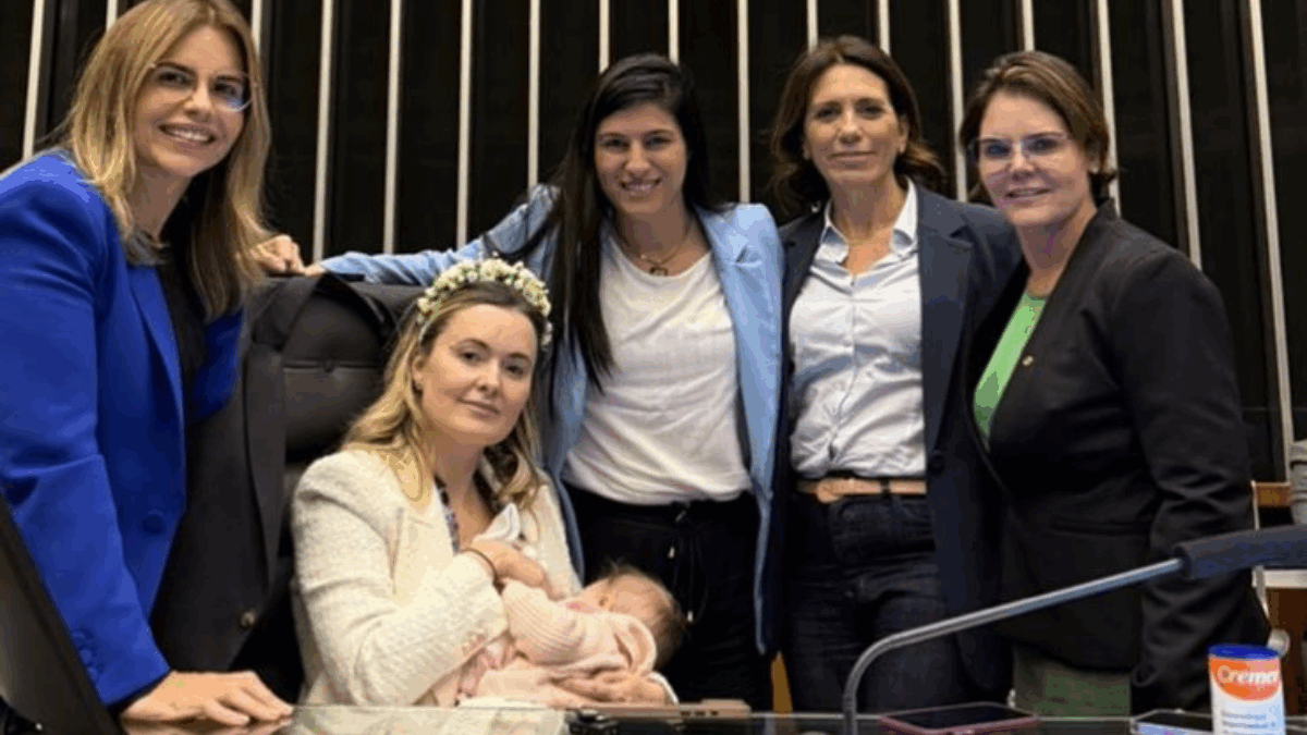 Imagem da deputada segurando a bebê no colo