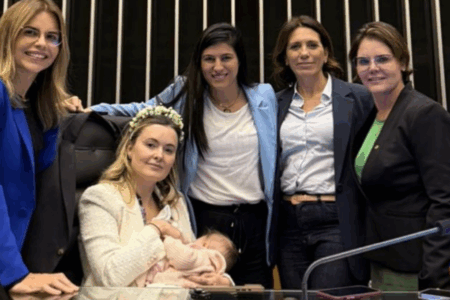 Imagem da deputada segurando a bebê no colo