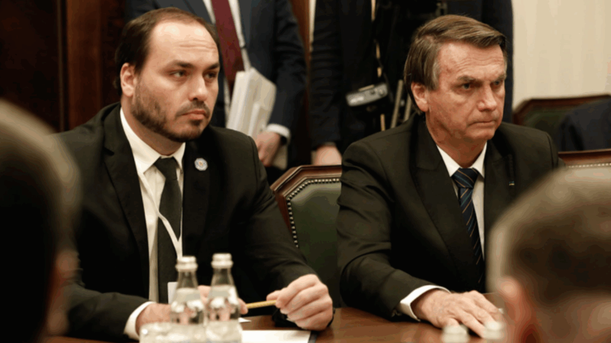 Imagem de Carlos Bolsonaro ao lado do pai