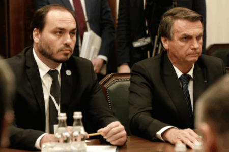 Imagem de Carlos Bolsonaro ao lado do pai