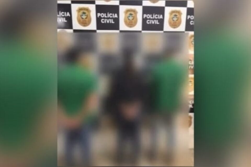 Imagem dos três homens na delegacia