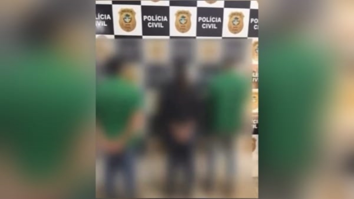 Imagem dos três homens na delegacia