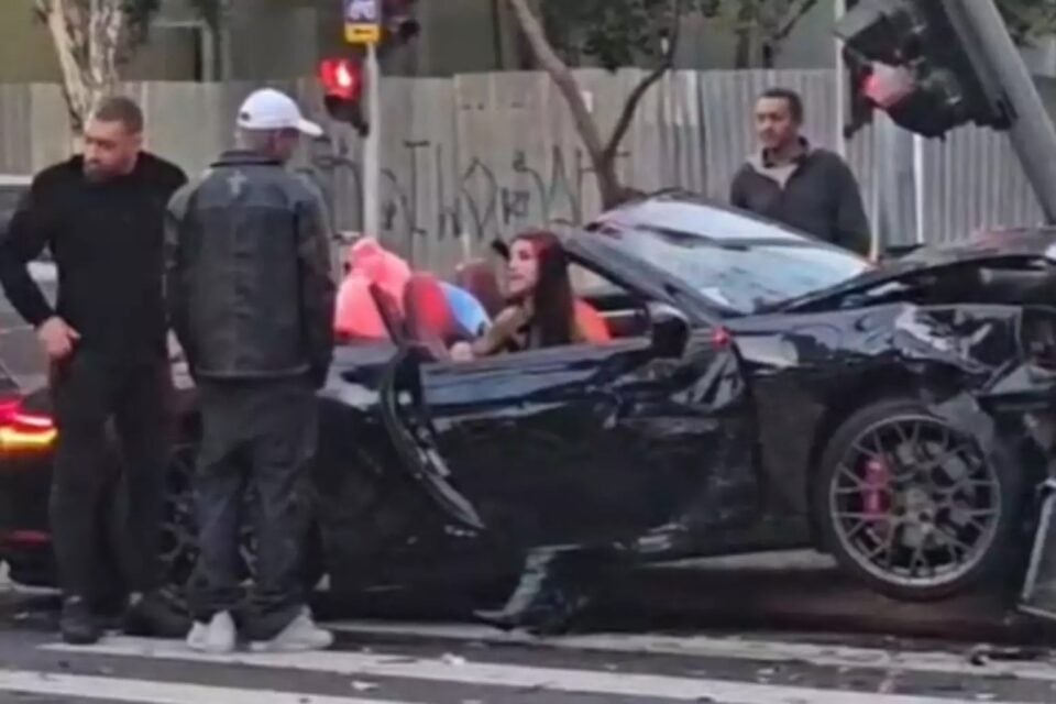 Bia Miranda e Gato Preto sofrem acidente; assista ao vídeo Os dois abandonaram o local após baterem em outro carro na Avenida Faria Lima
