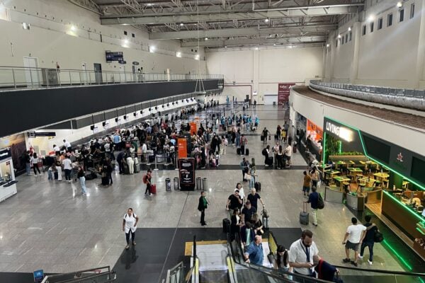 Imagem interna do aeroporto