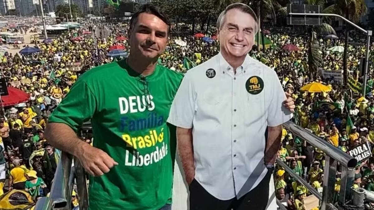 Flávio Bolsonaro com boneco do pai em Copacabana (Foto: Reprodução/X)