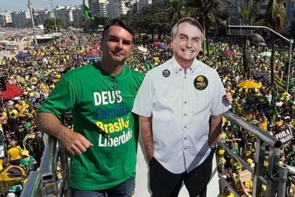 Flávio Bolsonaro com boneco do pai em Copacabana (Foto: Reprodução/X)