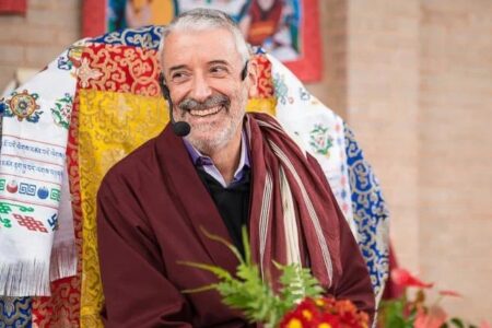 Mestre budista Lama Padma Samten realiza palestra em Goiânia