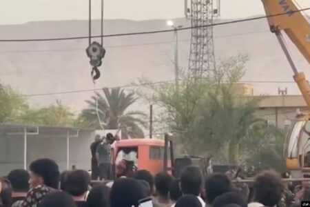 Homem é enforcado em público após ser considerado culpado por crime; saiba qual Multidão adultos e crianças assistiu e aplaudiu a execução