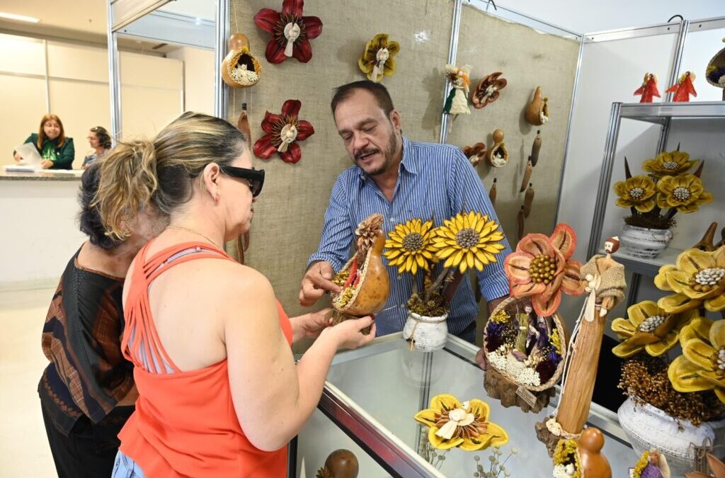 Feira reúne artesãos do Centro-Oeste e oferece oficinas, palestras e shows gratuitos em Goiânia