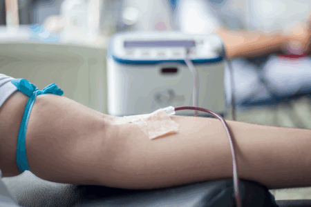 Imagem de uma pessoa recebendo uma transfusão de sangue