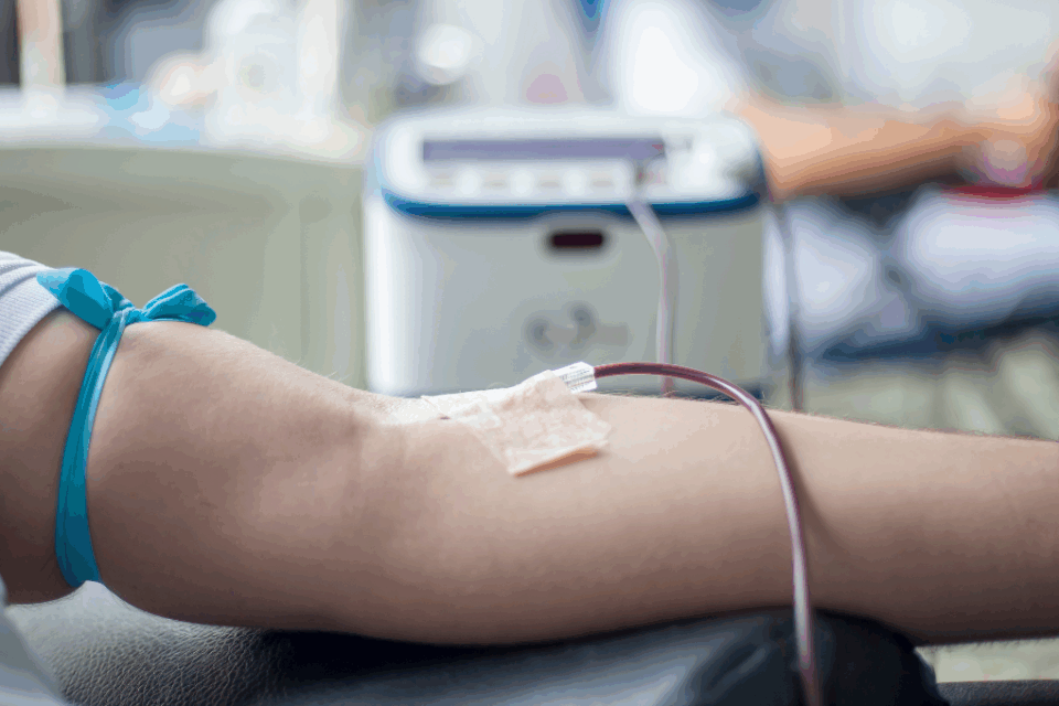 Imagem de uma pessoa recebendo uma transfusão de sangue